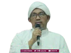 Biografi KH. Ahmad Ghozali, Pengasuh Pesantren Al-Mubarok Lanbulan, Kab. Sampang