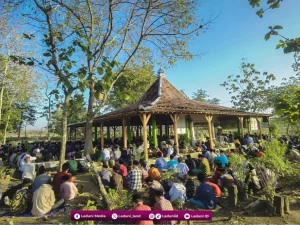 Ziarah di Makam KH. Abdul Wahid Zuhdi, Pengasuh Pesantren Fadllul Wahid, Grobogan