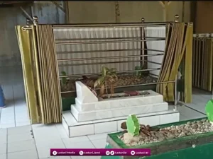 Ziarah di Makam KH. Ghozaly Syihab, Pendiri Pesantren Miftahul Huda Watumalang, Wonosobo