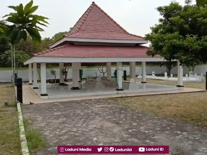 Ziarah di Makam KH. Munir Mawardi, Pengasuh Pesantren Al-Muniroh, Gresik