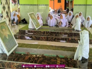 Ziarah di Makam KH. Bachri Basyiron, Hafidzul Qur’an di Usia Senja