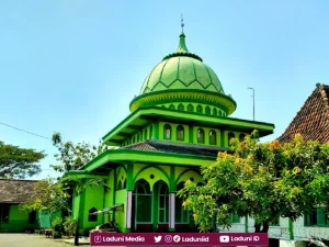 Ziarah di Makam KH. Moch Khozin, Pengasuh Pesantren Al-Hamdaniyah Sidoarjo