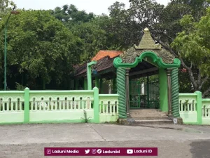 Ziarah di Makam KH. Muhammad Sholih Tsani, Pengasuh Pesantren Qomaruddin, Gresik