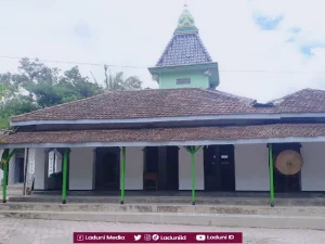 Ziarah di Makam KH. Mohammad Dhofir Suhaimi, Muasis Pesantren Manbaul Huda Trenggalek