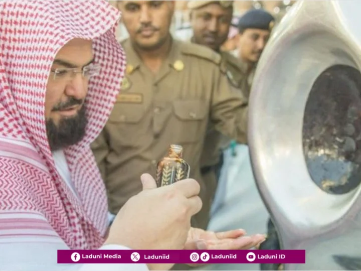 Jamaah Haji Tidak Perlu Memaksakan Diri Menyentuh dan Mencium Hajar Aswad, Ada Alternatif Lain yang Bisa Dilakukan