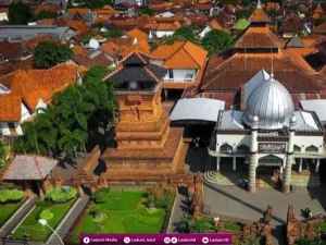 Ziarah di Makam KH. Turaichan Adjhuri Kudus, Mahagurunya Falakhiyyah Indonesia