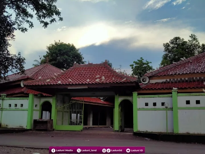 Ziarah di Makam KH. Makhtum Hannan, Pengasuh Pesantren Masyariqul Anwar Babakan, Cirebon