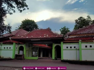 Ziarah di Makam KH. Makhtum Hannan, Pengasuh Pesantren Masyariqul Anwar Babakan, Cirebon
