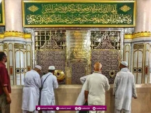 Hukum Mengusap dan Mencium Makam Rasulullah SAW
