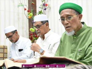 Rauhah: Tradisi “Ngalap” Berkah dengan Sejenak Membaca Kitab