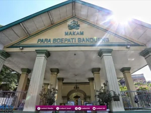 Ziarah Makam KH. Hasan Musthafa Garut, Budayawan Sunda