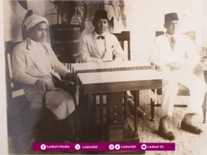 Guru Spiritual Soekarno (7): Foto Langka Kyai Achmad Basyari bersama Bung Karno