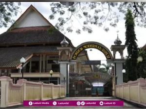Ziarah Makam KH. Ahmad Zamachsyarin Pendiri Pesantren Modern Al-Rifa’ie Malang