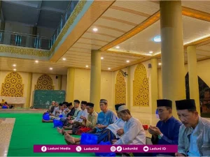 Ziarah Makam KH. Abdul Aziz Masyhuri, pengasuh Pondok Pesantren Al-Aziziyah Denanyar Jombang