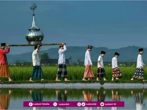 Khutbah Jumat: Menumbuhkan Kecerdasan Sosial pada Anak sebagai Bekal Masa Depan Umat