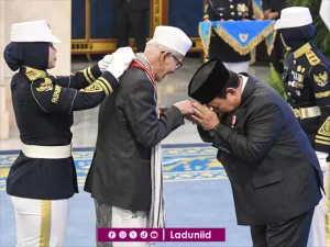 Presiden Prabowo Anugerahkan Bintang Mahaputra kepada KH Miftachul Akhyar dan Ulama NU