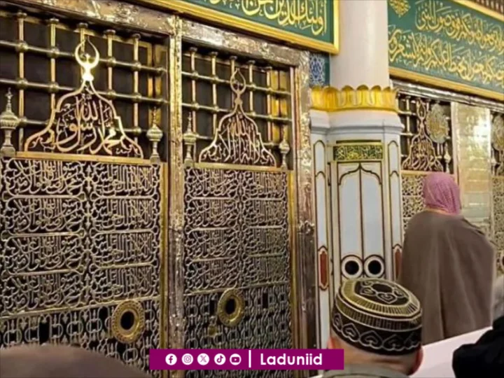 Ketika Seorang A‘rabi Datang Bertaubat dan Bertawassul di Makam Nabi