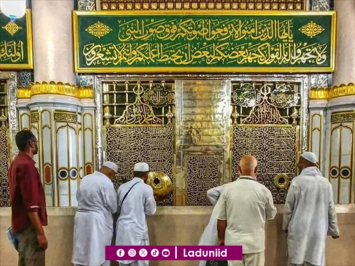 Hukum Mengusap dan Mencium Makam Rasulullah SAW