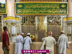 Hukum Mengusap dan Mencium Makam Rasulullah SAW