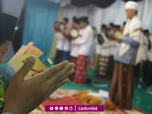 Dalil dan Hukum Berdiri ketika Mahallul Qiyam dalam Pembacaan Maulid Nabi Muhammad SAW