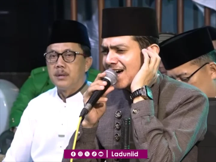 Hukum Bershalawat Disertai Niat Pamer Suara