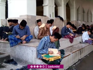 Keunikan dan Nyelenehnya Santri