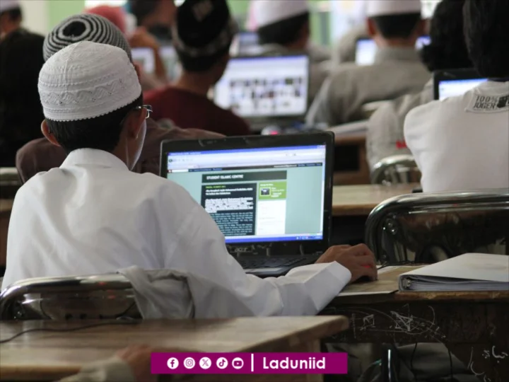 Antara Santri dan Dunia Kerja Profesional