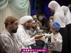 Khutbah Jumat: Raihlah Hati Manusia dengan Akhlakmu
