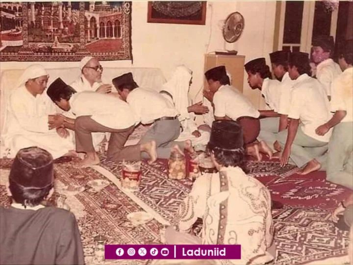 Rasulullah Mengajarkan Bagaimana Menyayangi yang Muda dan Menghormati yang Tua