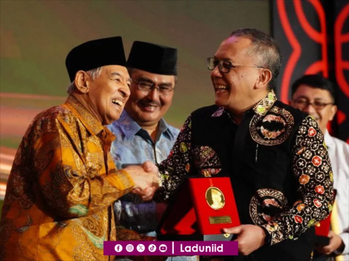 Prof. Quraish Shihab Menerima Anugerah Habibie Prize 2025