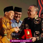 Prof. Quraish Shihab Menerima Anugerah Habibie Prize 2025