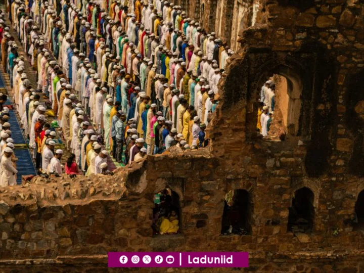 Teladan Mengiringi Ilmu dengan Adab