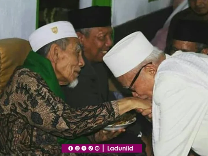 Feodalisme di Pesantren? Membaca Ulang Tradisi, Adab, dan Keikhlasan Para Kyai Sepuh