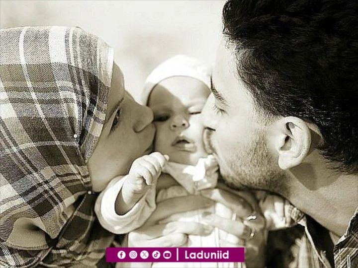 Orang Tua Mencium Anaknya adalah Bentuk Kasih Sayang yang Diajarkan Baginda Nabi