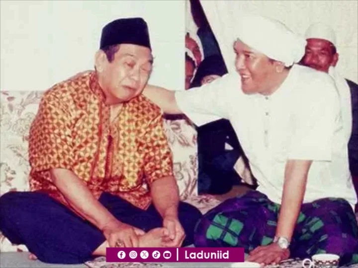 Cahaya Keteladanan dalam Pribadi Guru Sekumpul dan Gus Dur