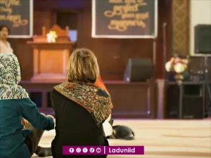 Jangan Merendahkan Wanita yang Tidak Berpakaian Islami