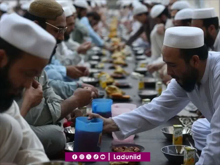 Keutamaan Memberi Takjil Buka Puasa