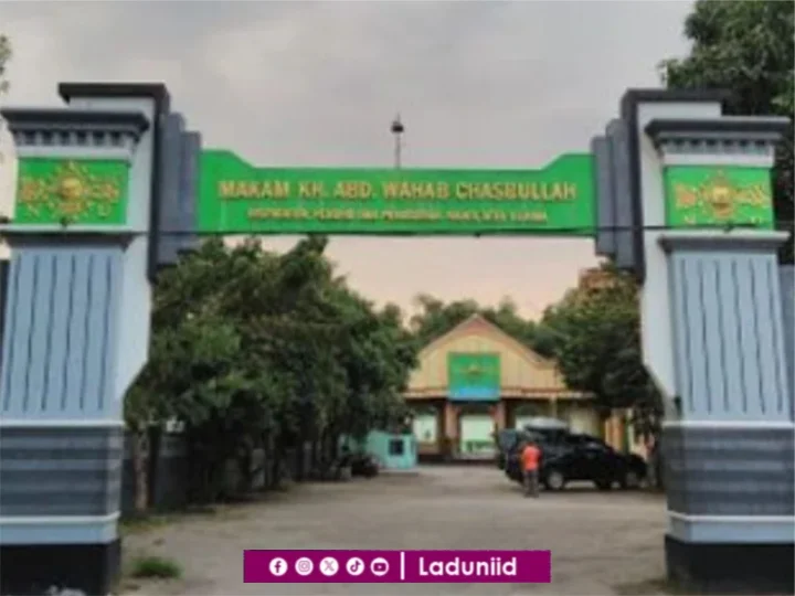 Wisata Ziarah dan Berdoa di Makam KH. Abdul Wahab Chasbullah Jombang