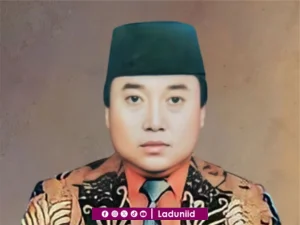 Biografi Drs. KH. Ahmad Shonhaji Romly, Pengasuh Pesantren Darul Ulum Rejoso