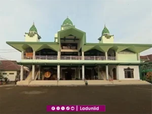 Ziarah di Makam KH. Bisri Syansuri, Masyayikh Pesantren Mamba'ul Ma'arif Jombang