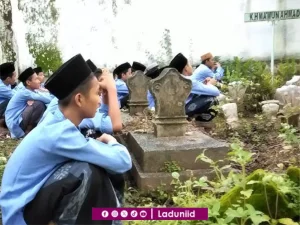 Ziarah di Makam KH. Ma'mun Ahmad, Pengasuh Pesantren TBS Kudus