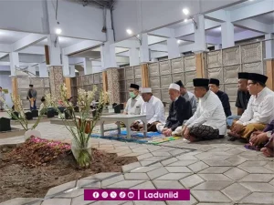 Ziarah di Makam KH. Mahrus Aly, Masyayikh Pesantren Lirboyo Kediri