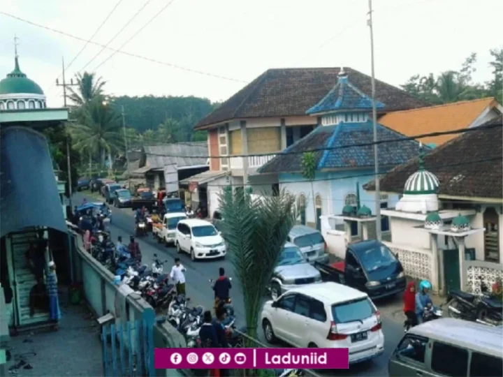 Ziarah di Makam KH. Khotib Umar, Pengasuh Pesantren Raudlatul Ulum Jember