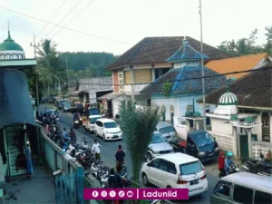 Ziarah di Makam KH. Khotib Umar, Pengasuh Pesantren Raudlatul Ulum Jember