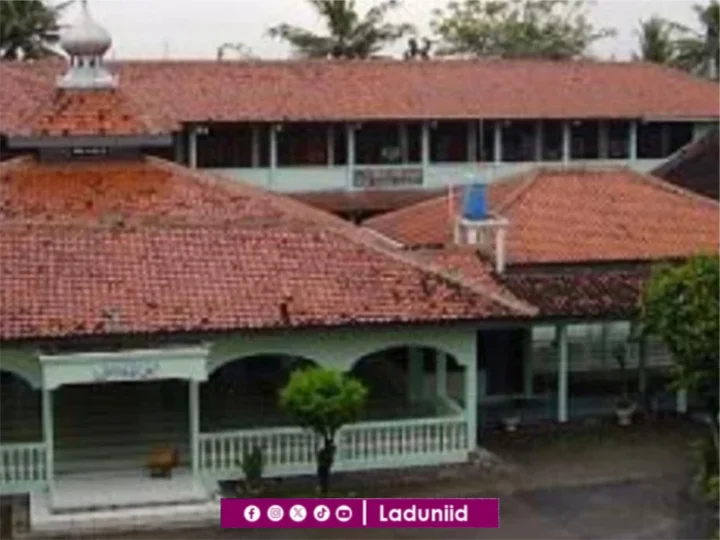 Ziarah di Makam KH. Syamsuri Dahlan, Muasis Pesantren Sirojuth Tholibin Brabo