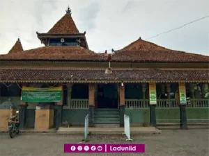 Ziarah di Makam KH. Ahmad Abdul Haq, Masyayikh Pesantren Darussalam Watucongol