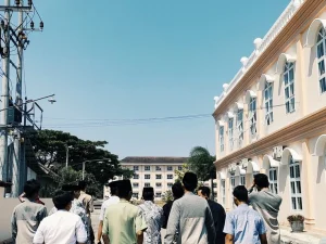 Hukum Bepergian bagi Laki-laki Baligh di Hari Jumat