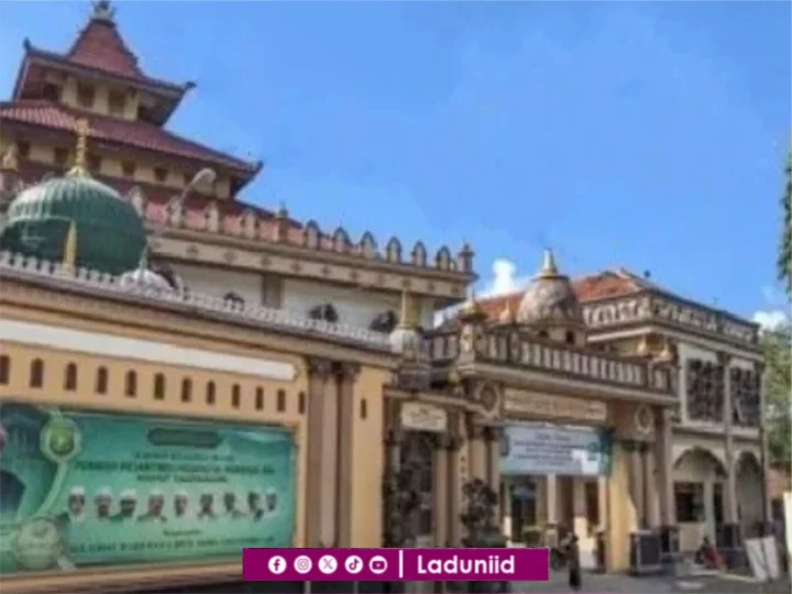 Ziarah di Makam KH. Ali Shodiq Umman, Muassis Pesantren Hidayatul Mubtadi'enTulungagung