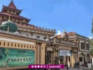 Ziarah di Makam KH. Ali Shodiq Umman, Muassis Pesantren Hidayatul Mubtadi'enTulungagung