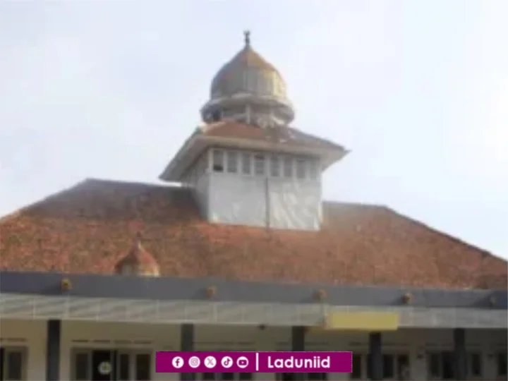Ziarah di Makam KH. Maulana Imam Syuhadak, Pendiri Pesantren Wali Songo Lampung Tengah